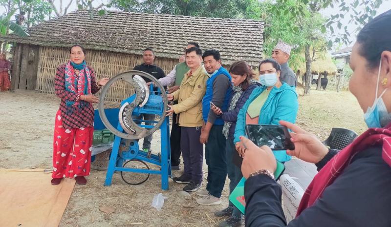 सहकारीको सहयोगमा किसानलाई च्यापकटर वितरण